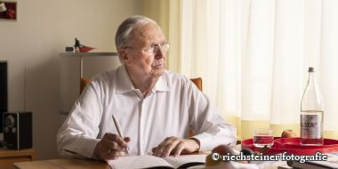 Bewohner am Tisch