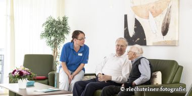 Bewohnende mit Pflegerin