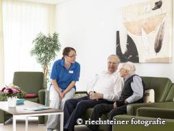 Bewohnende mit Pflegerin