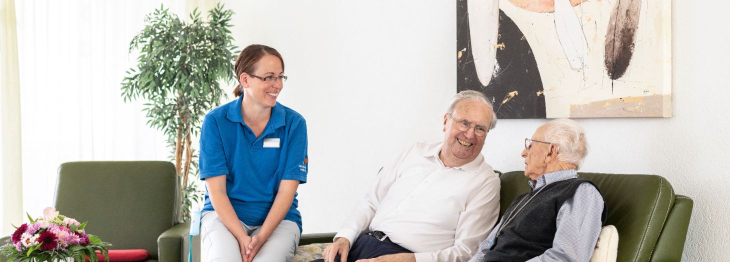 Mitarbeiterin und Bewohnende