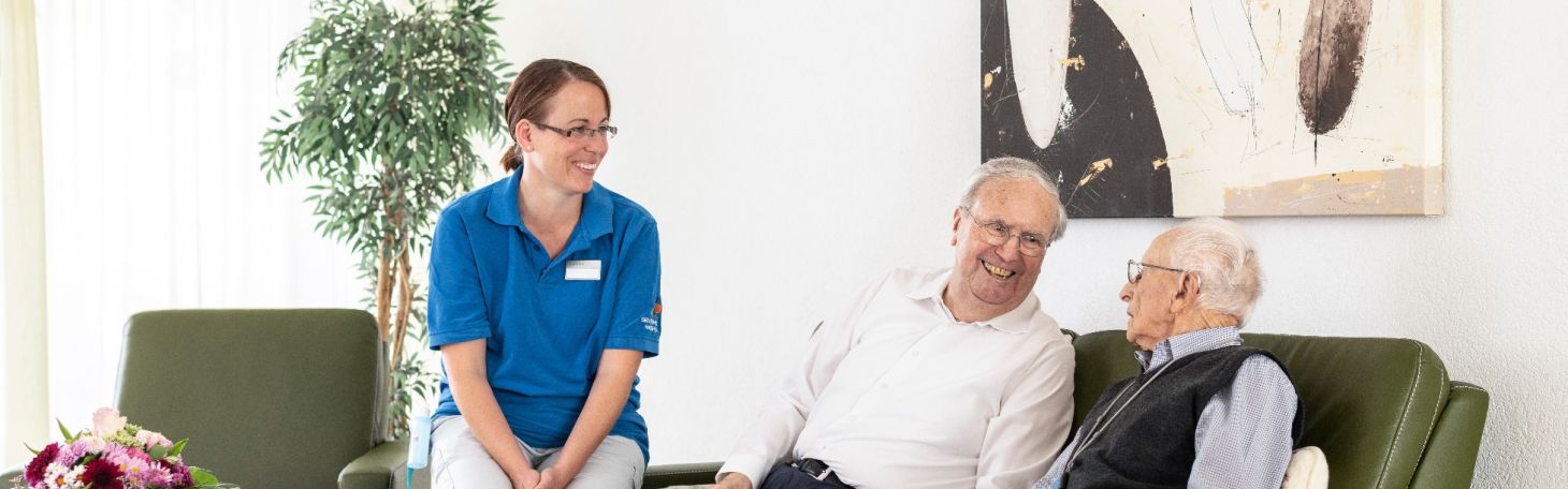 Mitarbeiterin und Bewohnende