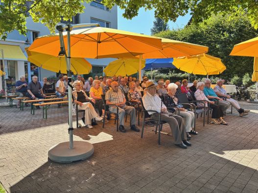Gottesdienst im Garten der Senevita Am Maiegrüen