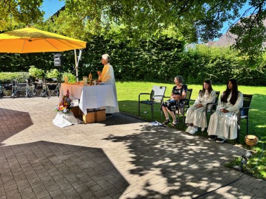 Fronleichnam - Gottesdienst im Garten der Senevita Am Maiegrüen