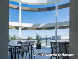 Stühle und Tische auf der Terrasse