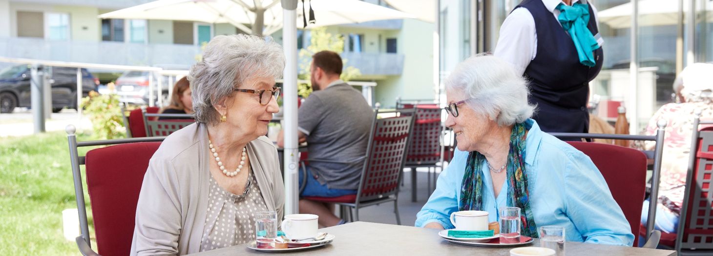 Zwei Frauen am Tisch