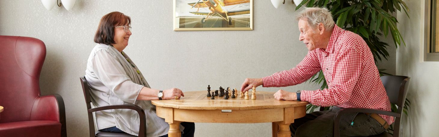 Mann und Frau am Spielen