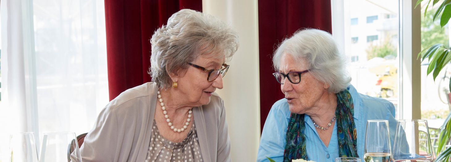 Zwei Frauen am essen