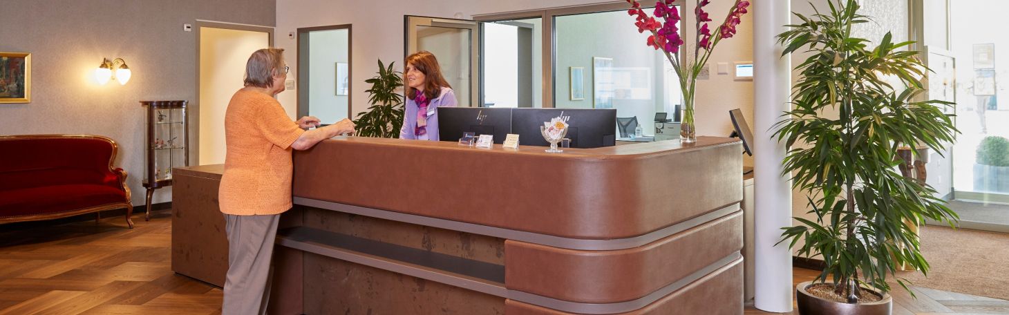 Zwei Personen an der Rezeption