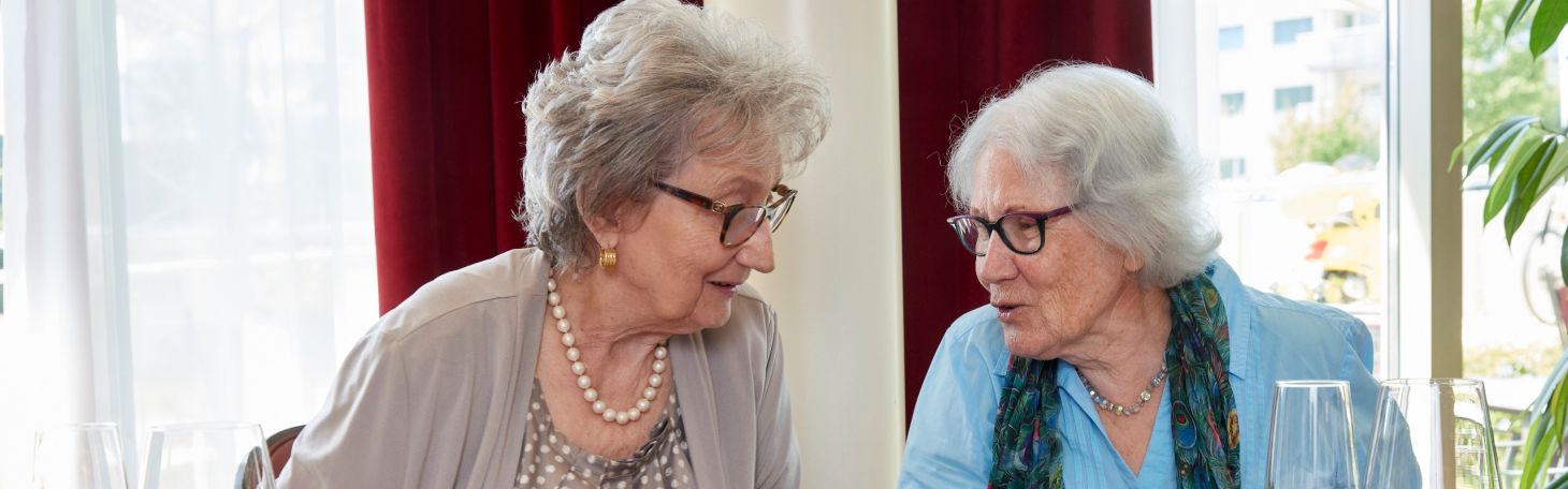 Zwei Frauen am essen
