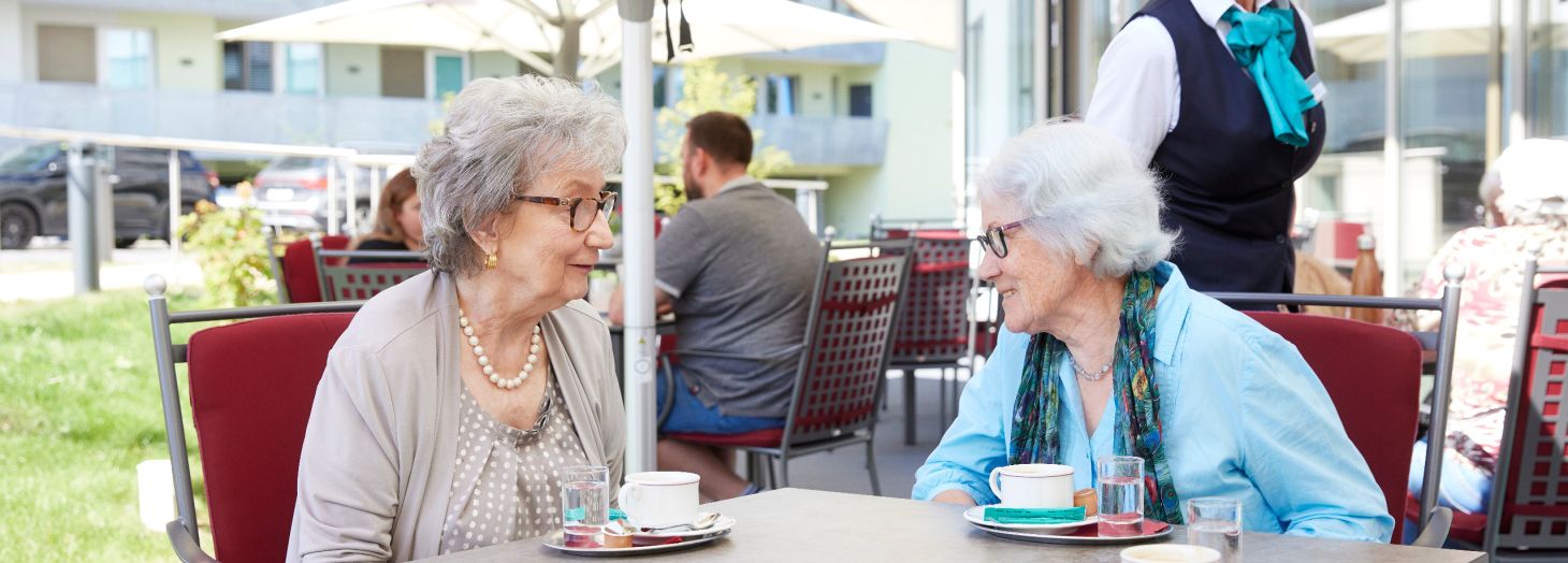 Zwei Frauen am Tisch