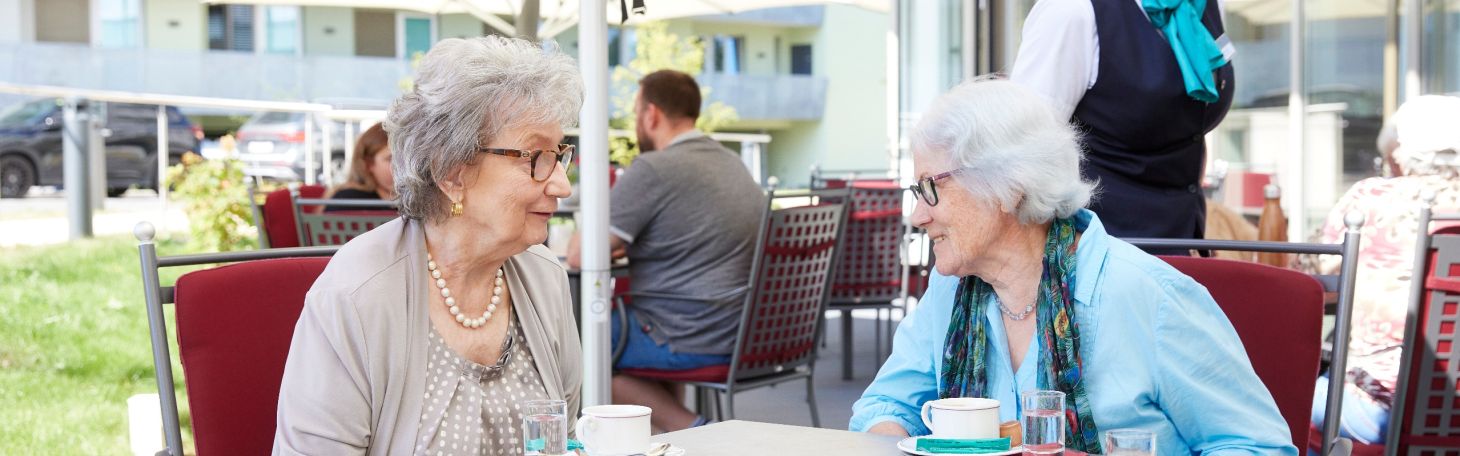 Zwei Frauen am Tisch