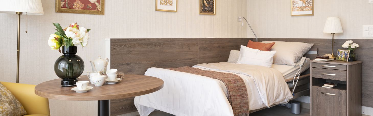 Pflegebett im Pflegezimmer