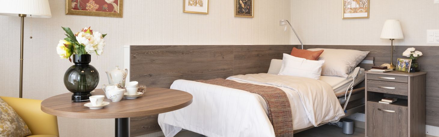 Pflegebett im Pflegezimmer