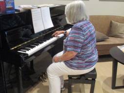 Klavier spielen von Bewohnerin für Bewohnende