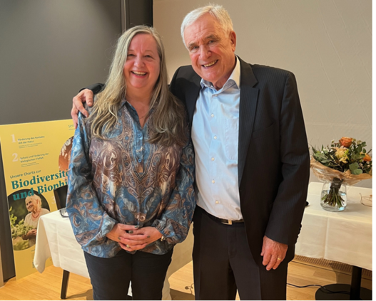 Herr Latour mit Mitarbeiterin