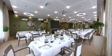 gedeckte Tische im Restaurant