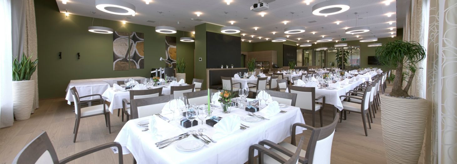 gedeckte Tische im Restaurant