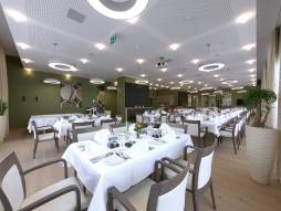 gedeckte Tische im Restaurant