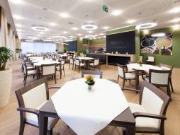 gedeckte Tische im Restaurant