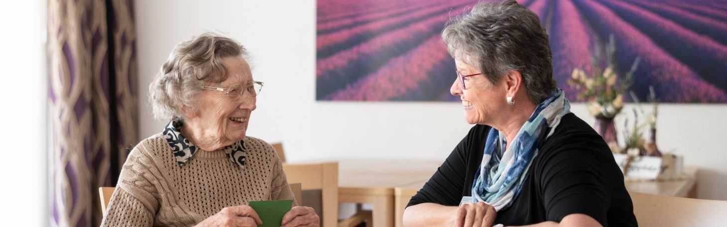 zwei Frauen am Tisch