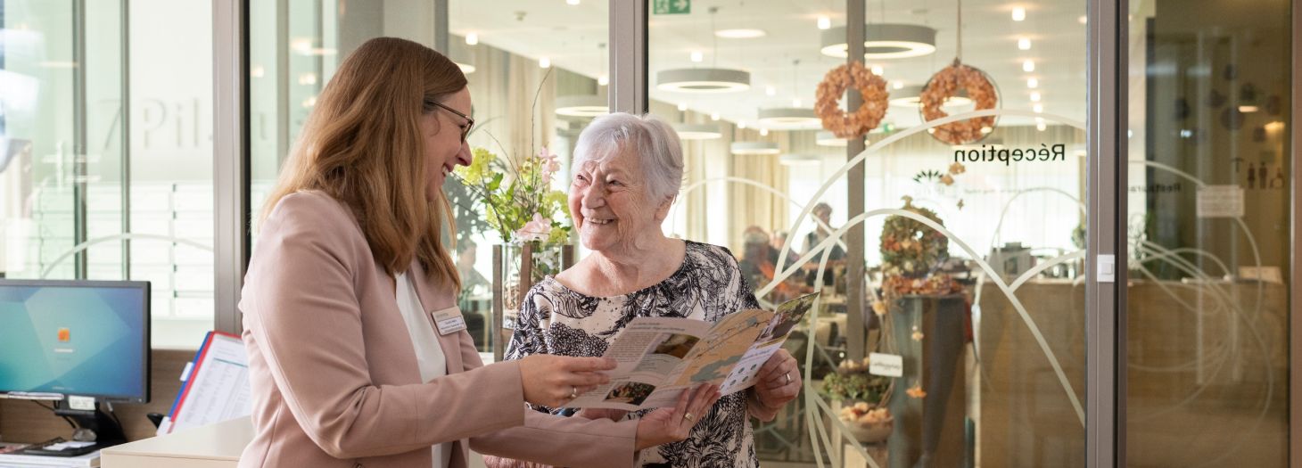 zwei Frauen an der Rezeption