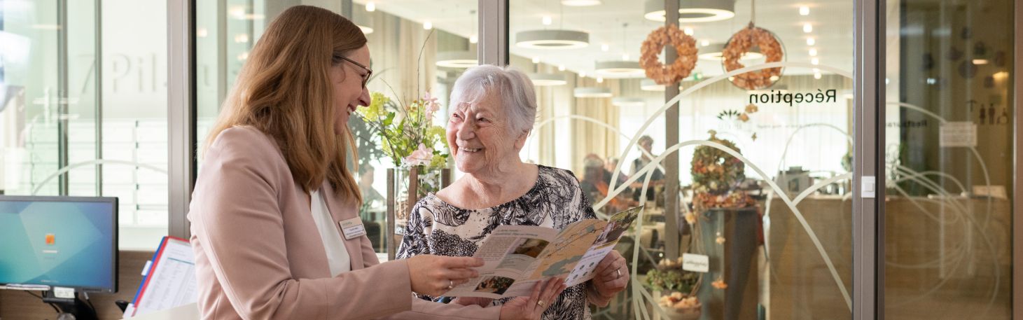 zwei Frauen an der Rezeption