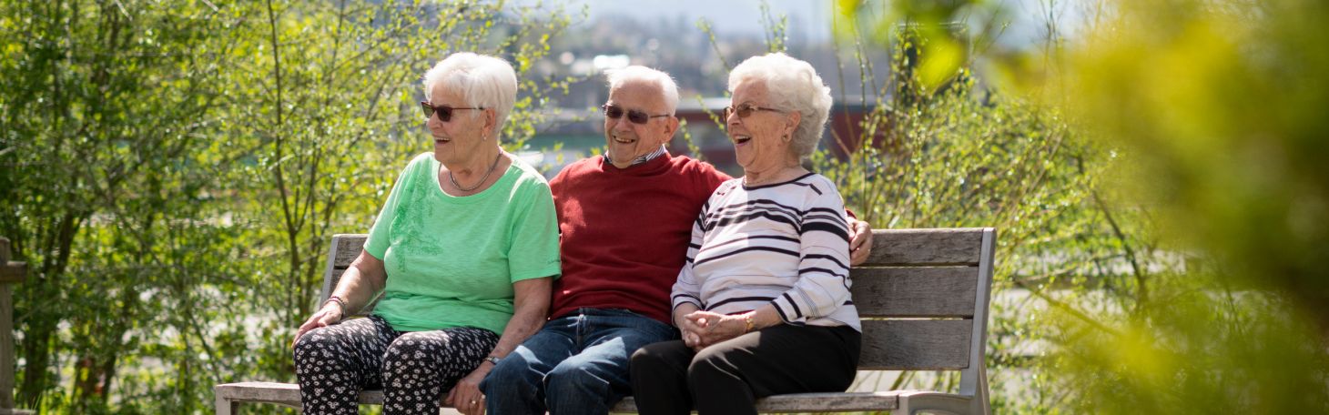 drei Personen auf der Bank