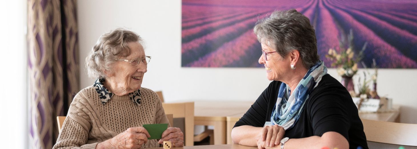 zwei Frauen am Tisch