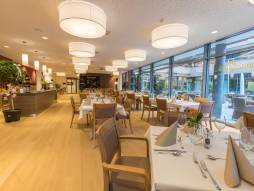 Gedeckte Tische im Restaurant