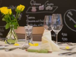 gedeckter Tisch mit Blumen