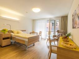Pflegezimmer mit Pflegebett