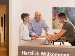 drei Personen an der Rezeption