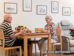 Frau und Mann am Tisch