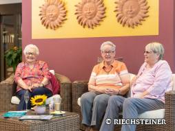 drei Personen am Sitzen