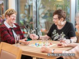 drei Personen am spielen