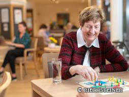 Bewohnerin am spielen
