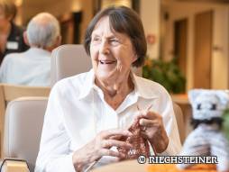 Frau am stricken