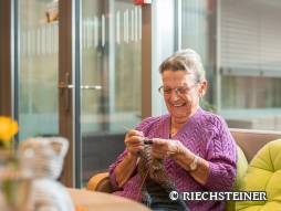 Frau am stricken
