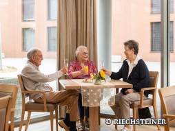 drei Personen am Tisch