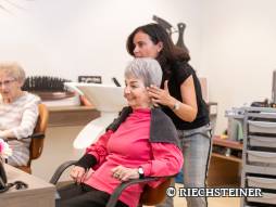 Frau beim Coiffeur