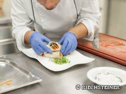 Koch bereitet Essen zu