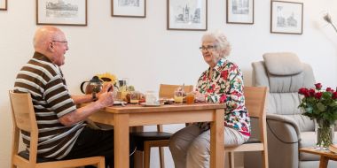 Mann und Frau am Tisch