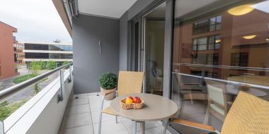 Balkon mit Tisch und Stühlen