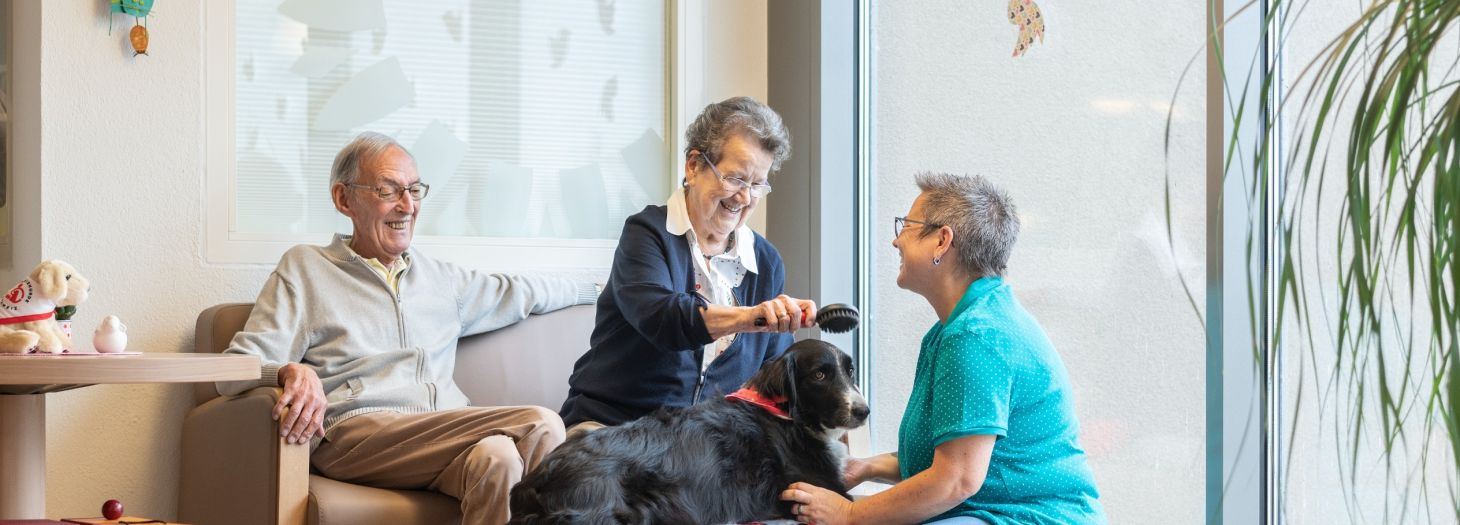 3 Personen mit Hund