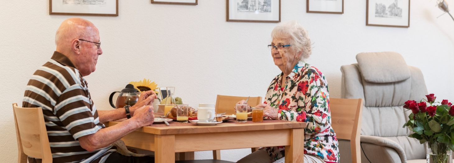 Mann und Frau am Tisch