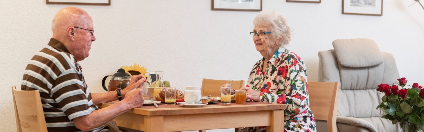 Mann und Frau am Tisch