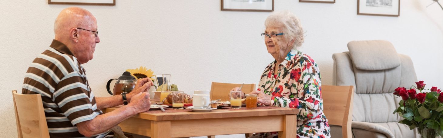 Mann und Frau am Tisch