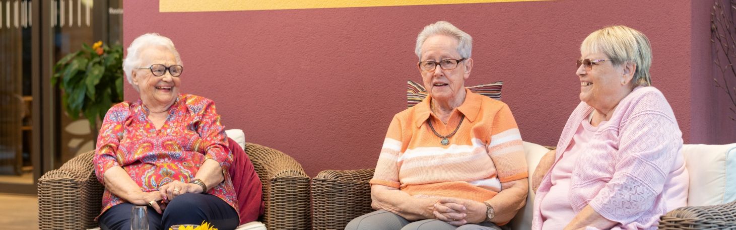 drei Frauen auf dem Sofa