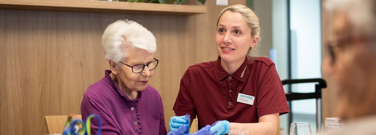 Frau misst Mann Blutdruck