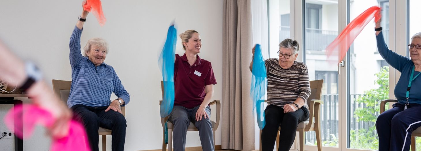 Zwei Frauen spielen Karten